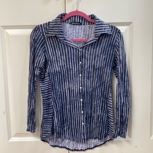 Easy to wear top. Soft. Gently worn a few times